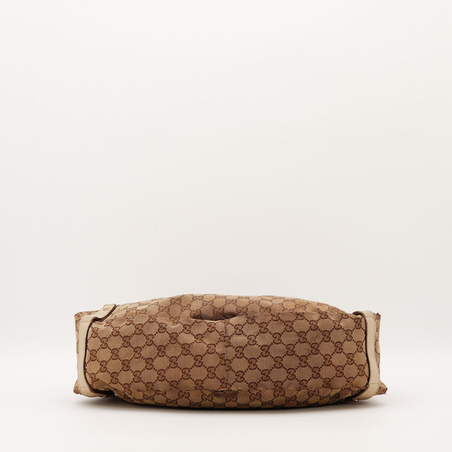 Hobo Gucci fond de sac toile monogrammée vue de dessous — AMANA Vintage