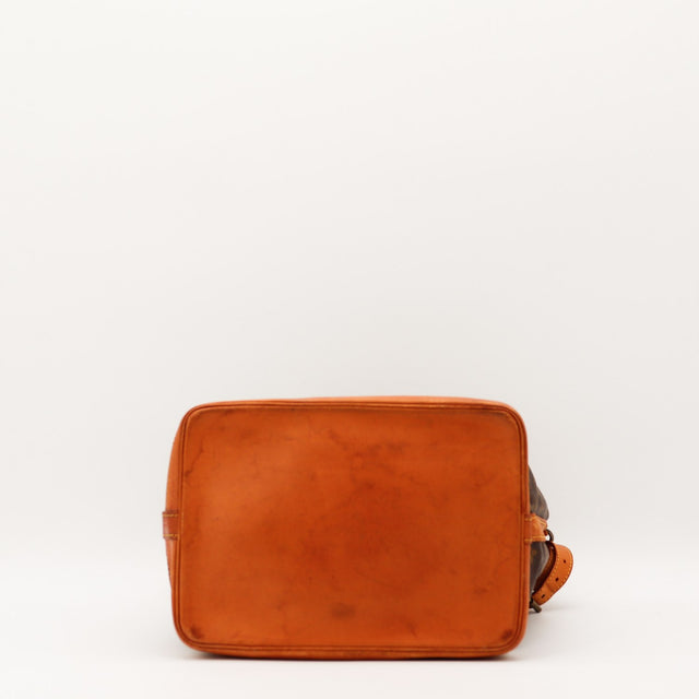 Détail coins et fond en cuir vachette Louis Vuitton Noé GM — AMANA Vintage