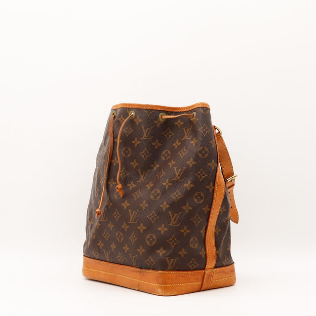 Détail cuir vachette patine brun ambré Louis Vuitton Noé GM — AMANA Vintage