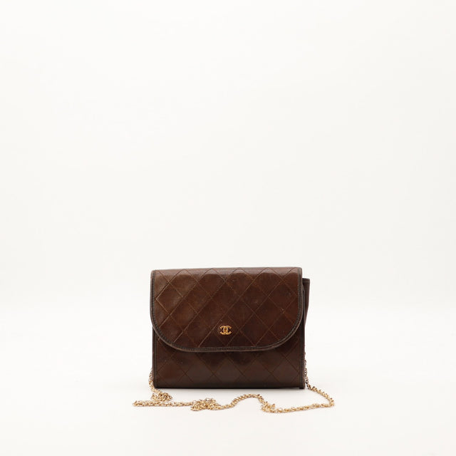 Pochette matelassée Chanel cuir agneau marron chaîne dorée vue de face occasion authentique — AMANA Vintage
