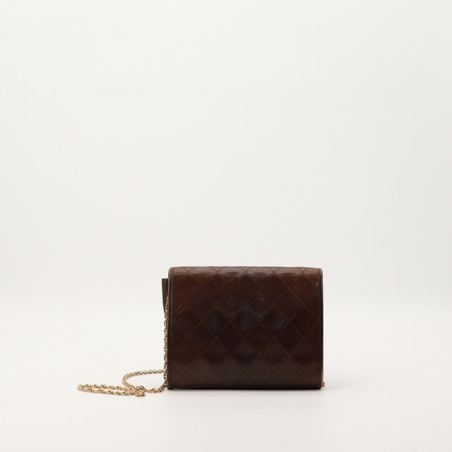Pochette Chanel matelassée marron vue de dos occasion — AMANA Vintage