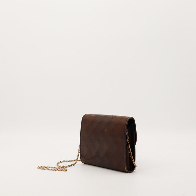 Pochette Chanel matelassée marron vue de trois quarts gauche — AMANA Vintage