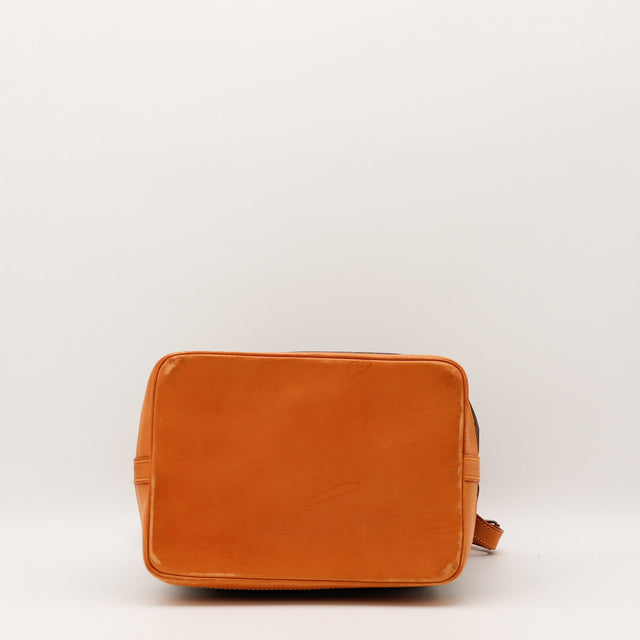 Détail patine caramel cuir vachette Louis Vuitton Noé GM — AMANA Vintage