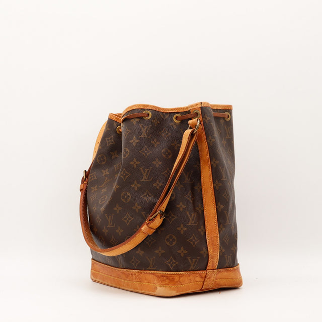 Détail cuir vachette patine caramel foncée Louis Vuitton Noé GM — AMANA Vintage