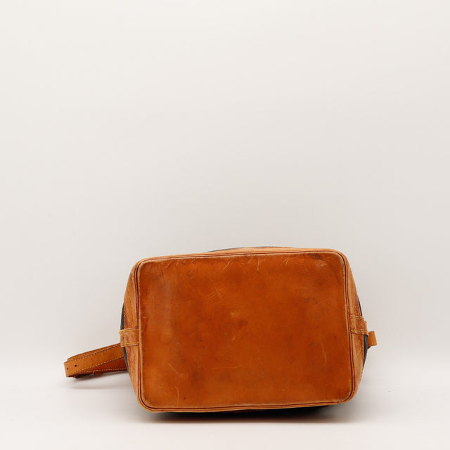 Fond en cuir vachette du sac Louis Vuitton Noé GM occasion authentique — AMANA Vintage