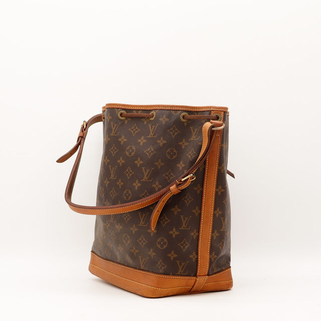 Détail base en cuir vachette patine caramel Louis Vuitton Noé GM — AMANA Vintage