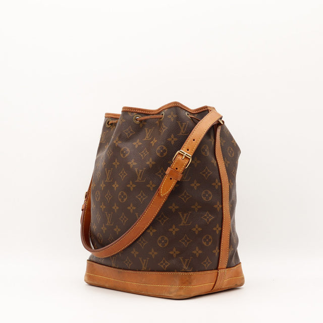Détail bandoulière réglable vachette patine caramel Louis Vuitton Noé GM — AMANA Vintage