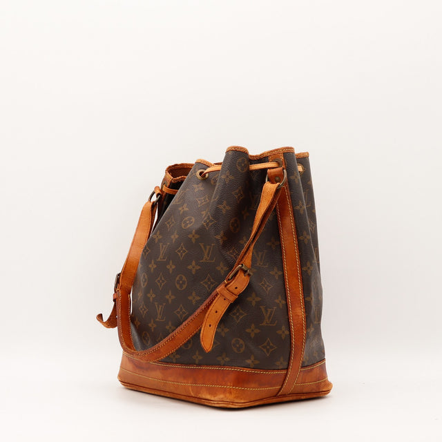 Détail cuir vachette patine caramel foncée Louis Vuitton Noé GM — AMANA Vintage