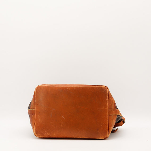 Détail bandoulière réglable cuir Louis Vuitton Noé GM Monogram — AMANA Vintage