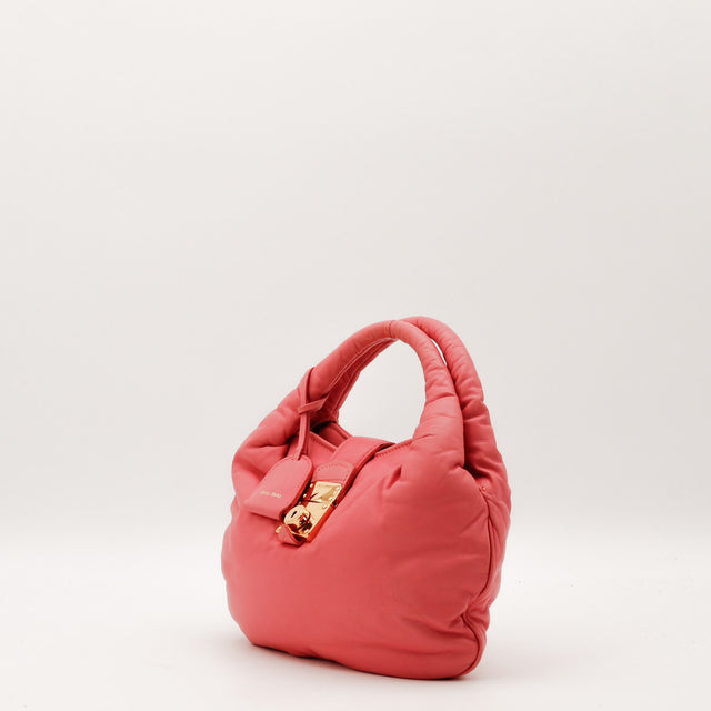 Détail fermoir doré Miu Miu Bowler cuir rose corail — AMANA Vintage