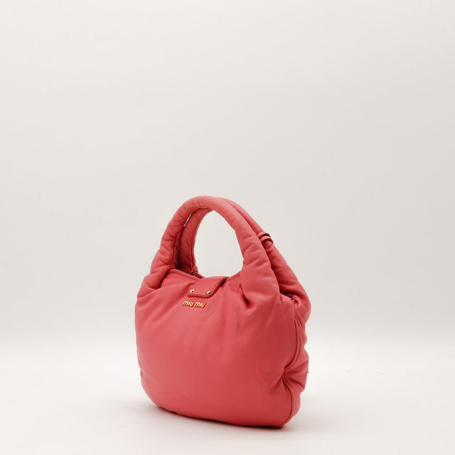 Détail anse rembourrée Miu Miu Bowler cuir matelassé rose corail — AMANA Vintage
