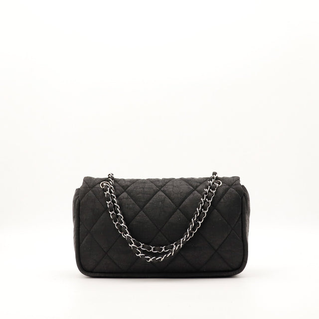 Dos du sac Chanel Timeless tissu matelassé noir avec chaîne double — AMANA Vintage