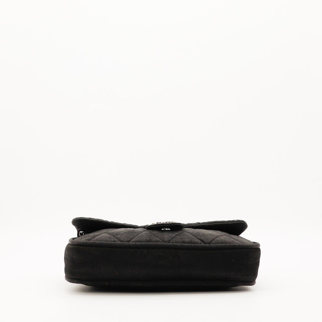 Détail fermoir CC argenté Chanel Timeless tissu noir — AMANA Vintage