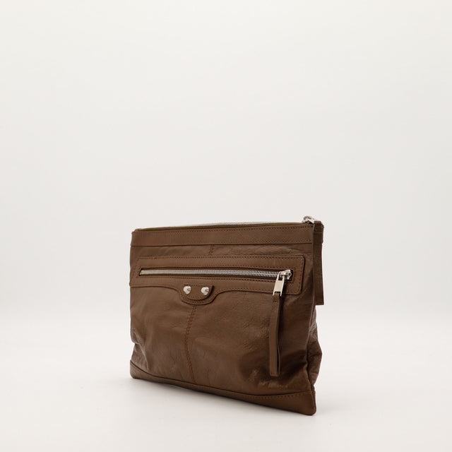 Pochette Balenciaga cuir marron vue de trois quarts gauche — AMANA Vintage