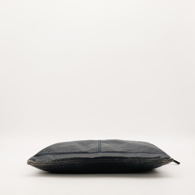 Detail zip et rivets Pochette Clutch Balenciaga bleu nuit — AMANA Vintage