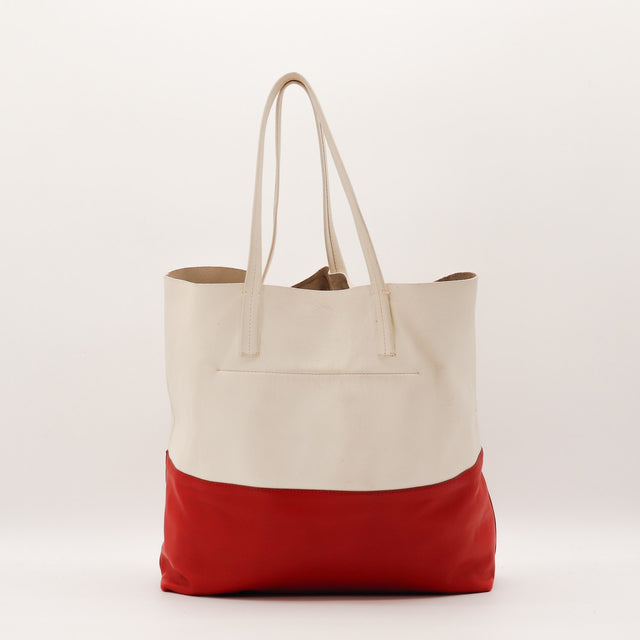 Détail logo doré Miu Miu Shopping Tote cuir blanc cassé — AMANA Vintage