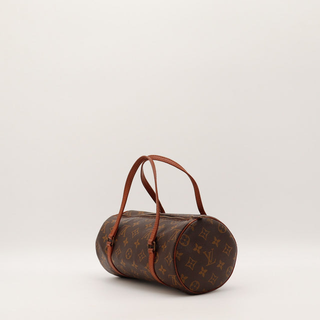 Détail anses cuir vachette patine caramel Louis Vuitton Papillon 26 — AMANA Vintage