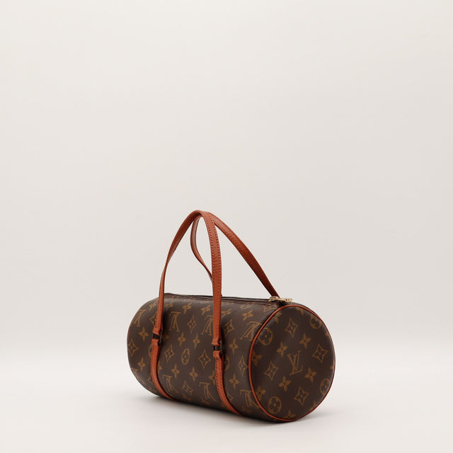 Détail anses cuir vachette patine caramel Louis Vuitton Papillon 26 — AMANA Vintage