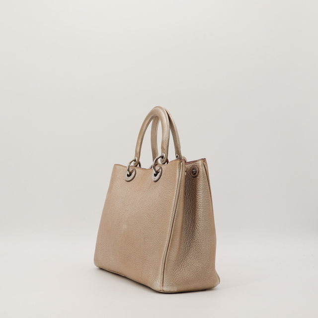 Vue trois quarts droite Dior Diorissimo cuir grené taupe — AMANA Vintage