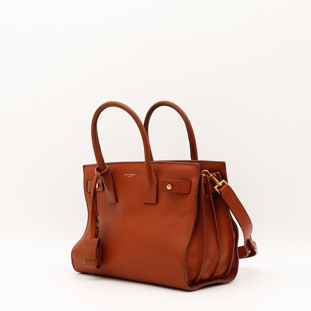Vue de trois-quarts Saint Laurent Baby Sac de Jour Souple cuir grainé cognac occasion authentique — AMANA Vintage