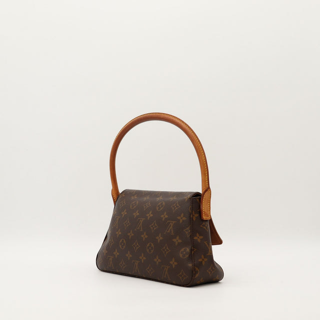 Vue de trois quarts verso Louis Vuitton Looping MM anse caramel — AMANA Vintage