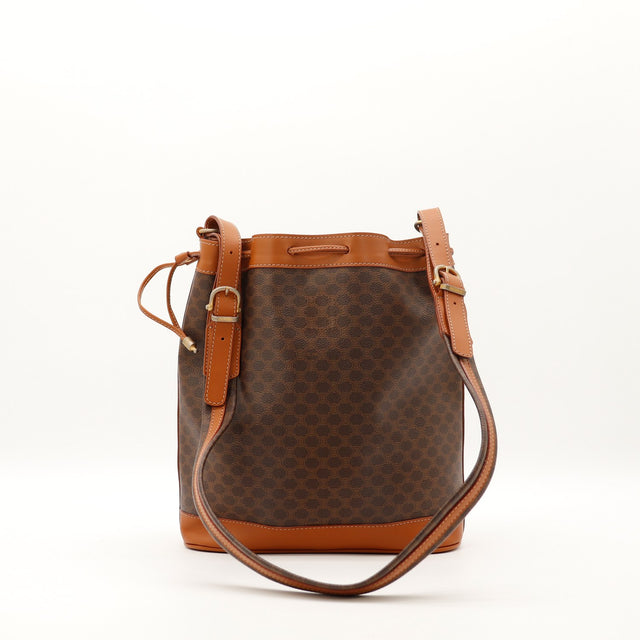 Sac seau Céline Macadam vue de dos avec bandoulière et boucle dorée — AMANA Vintage