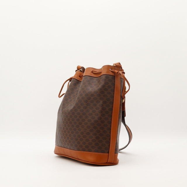 Sac seau Céline Macadam vue trois quarts gauche cordelette de fermeture — AMANA Vintage