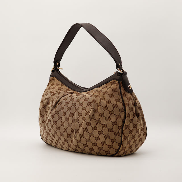 Sac Gucci Sukey vue trois quarts droit toile GG Canvas occasion — AMANA Vintage