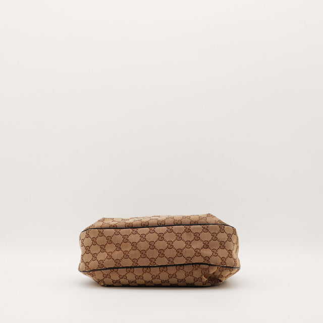 Hobo Web Gucci vue du dessous toile monogrammée fond — AMANA Vintage
