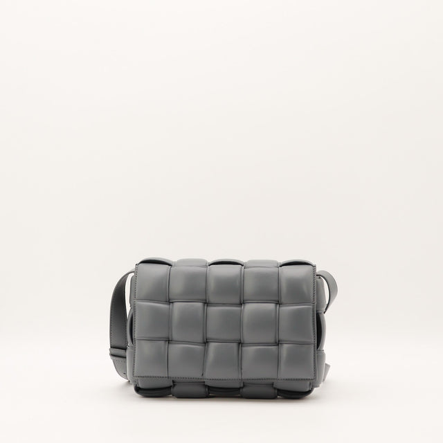 Sac Bottega Veneta Padded Cassette cuir matelassé gris vue de face occasion authentique — AMANA Vintage