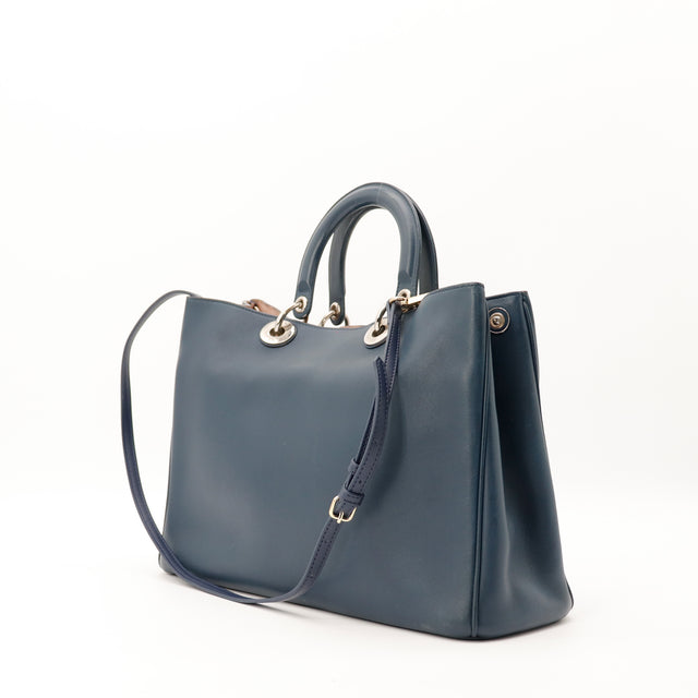 Vue trois quarts gauche Christian Dior Diorissimo bleu canard bandoulière réglable — AMANA Vintage