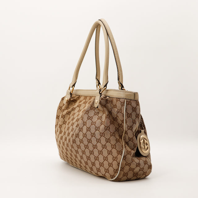 Gucci Sukey Tote vue trois quarts droite breloque GG visible occasion — AMANA Vintage