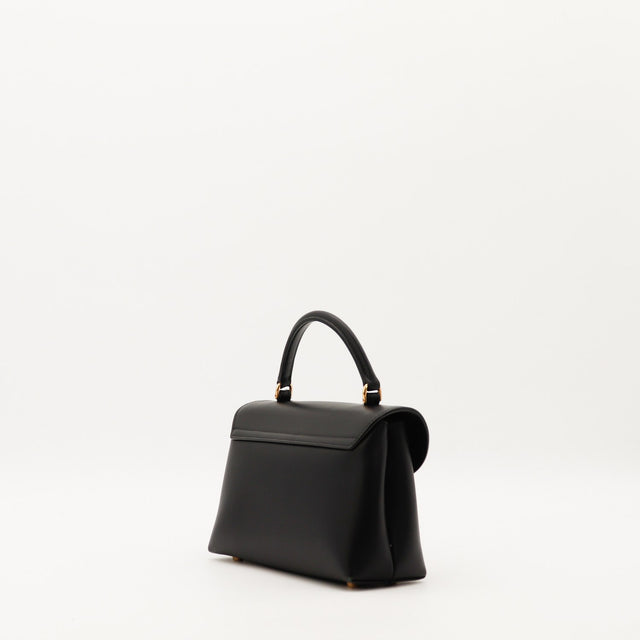 Celine Triomphe Teen vue de profil cuir lisse noir structuré occasion — AMANA Vintage