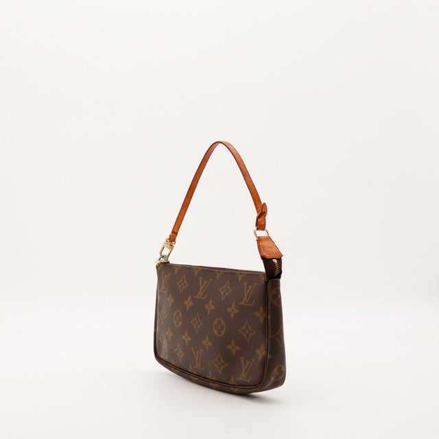 Pochette Accessoires Louis Vuitton vue de trois quarts droit patine caramel — AMANA Vintage