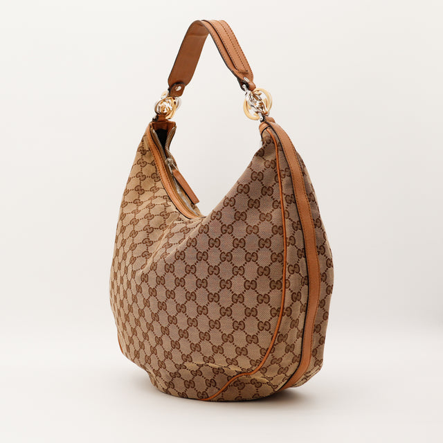 Gucci Hobo GG Canvas grand anneaux GG dores vue de trois quarts occasion authentique — AMANA Vintage