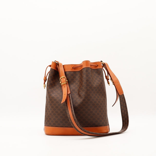 Sac seau Céline Macadam vue de trois quarts droite bandoulière cuir cognac — AMANA Vintage