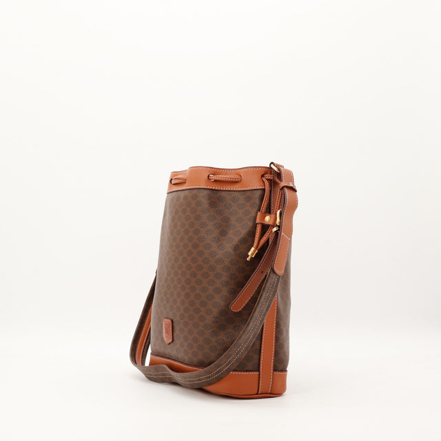 Sac seau Céline Macadam vue de trois quarts cuir camel occasion authentique — AMANA Vintage
