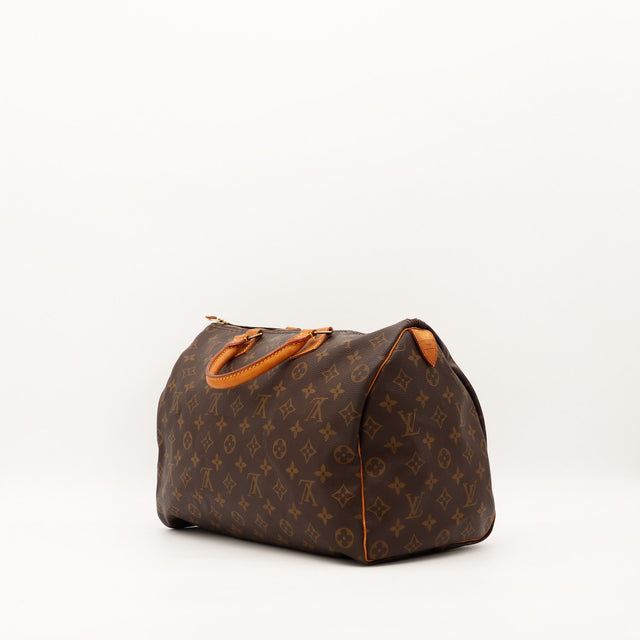 Vue de trois quarts arrière Louis Vuitton Speedy 35 toile monogramme patine caramel — AMANA Vintage