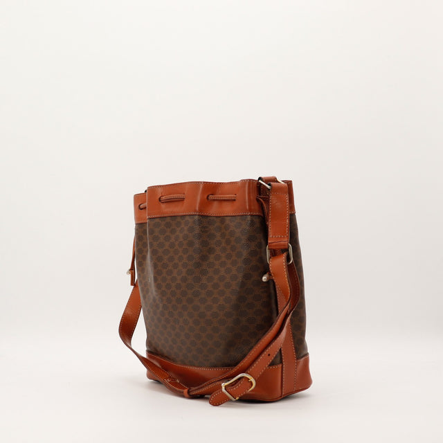 Sac seau Céline Macadam vue trois quarts cuir caramel occasion authentique — AMANA Vintage