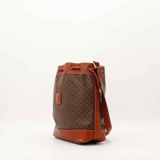 Sac seau Céline Macadam vue de profil bandoulière cuir occasion authentique — AMANA Vintage