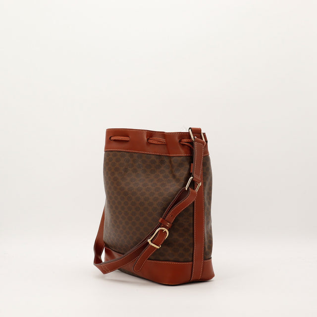 Sac seau Céline Macadam vue trois quarts bandoulière réglable occasion authentique — AMANA Vintage