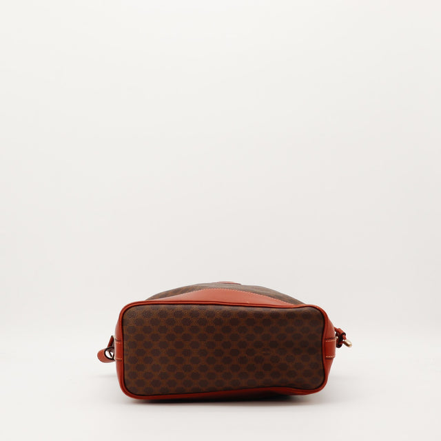 Détail fond cuir caramel sac seau Céline Macadam occasion authentique — AMANA Vintage