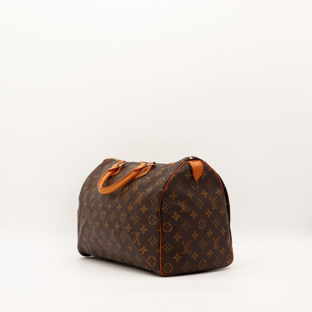 Vue trois quarts arrière Louis Vuitton Speedy 35 cuir vachette patine caramel — AMANA Vintage