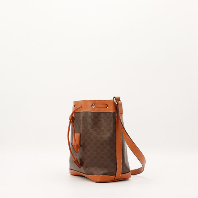 Sac seau Céline Macadam vue de trois quarts bandoulière réglable occasion authentique — AMANA Vintage