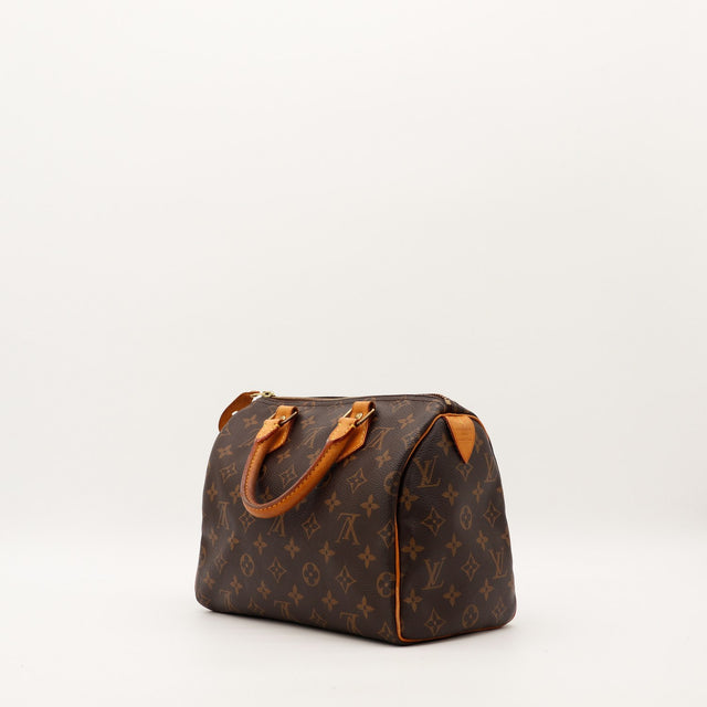 Vue trois-quarts arrière Louis Vuitton Speedy 25 cuir vachette patine caramel — AMANA Vintage