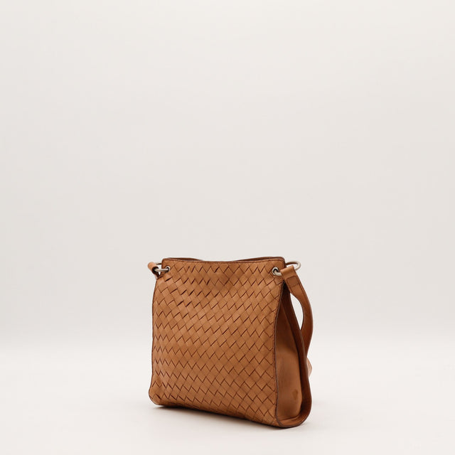 Sac bandoulière Bottega Veneta Intrecciato cuir camel vue de dos occasion authentique — AMANA Vintage