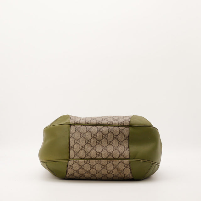 Détail base cuir vert Gucci Hobo toile monogrammée occasion authentique — AMANA Vintage