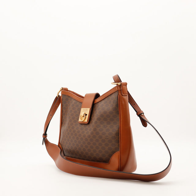 Sac Céline Macadam bandoulière ajustable vue trois quarts occasion authentique — AMANA Vintage
