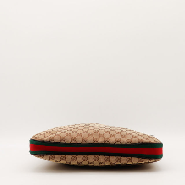 Détail des coins inférieurs Gucci Hobo Web toile monogrammée occasion authentique — AMANA Vintage