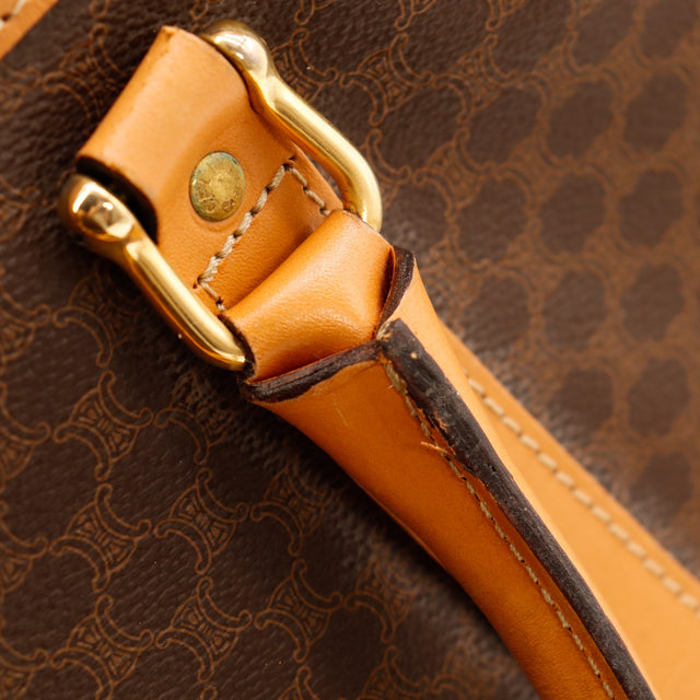 Détail attache d'anse et boucle dorée sac de voyage Céline Macadam — AMANA Vintage